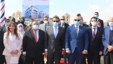 صورة وزير التعليم العالي يضع حجر أساس جامعة حلوان الأهلية