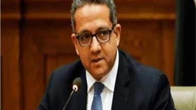 صورة وزير سياحة يتفقد مقارات تطعيم العاملين بالبحر الأحمر