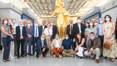 صورة السياحة تنظم زيارة لـ ”20 سفيرا بالقاهرة” إلى مصنع المستنسخات الأثرية