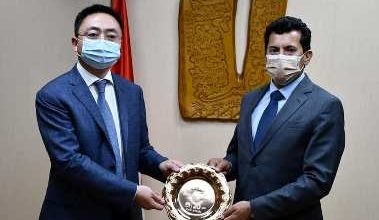 صورة وزير الشباب والرياضة يلتقي الرئيس الإقليمي لشركة «هواوي» بشمال افريقيا