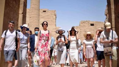 صورة إقبال سياحى كبير بمعابد الفراعنة من الأجانب والسياحة الداخلية بالأقصر