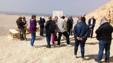 صورة وفد متعدد الجنسيات يزور «آثار تل العمارنة» بالمنيا