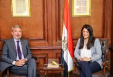 صورة المشاط تبحث مع السفير البريطاني مد الشريحة الثالثة من البرنامج المصري الإيطالي لمبادلة الديون