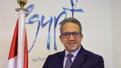 صورة العناني يلتقى مديري المعاهد الأثرية الأجنبية