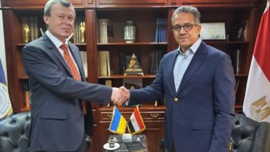 صورة سفير أوكرانيا الجديد يلتقي وزير السياحة المصري