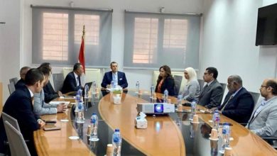 صورة وزير السياحة والآثار يستعرض أعمال متحف الحضارة المصرية في لقاء مع قياداته