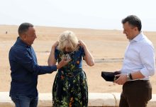 صورة وزير السياحة يهدي قرينة الرئيس الأمريكي قلادة فرعونية تذكارية