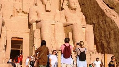 صورة أفواج سياحية دولية كبيرة تزور معبد أبو سمبل
