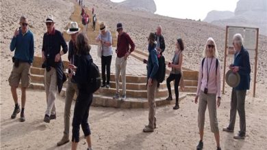 صورة وفد إنجليزي يزور منطقة آثار بني حسن في المنيا