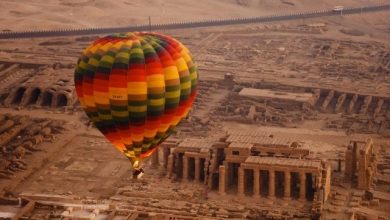 صورة فى نزهة ترفيهية.. 25 رحلة بالون طائر تحلق بـ650 سائحاً فوق معابد الأقصر