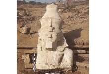 صورة الكشف عن الجزء العلوي من تمثال للملك رمسيس الثاني بالأشمونين بمحافظة المنيا