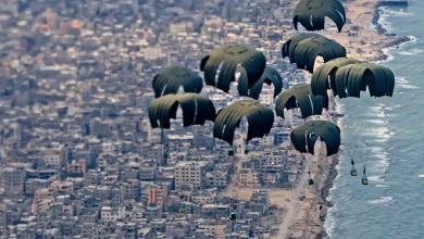 صورة الطيران البريطاني يسقط أكثر من 10 أطنان من الإمدادات الغذائية لسكان غزة