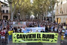 صورة سكان “مايوركا” الإسبانية يتظاهرون ضد السياحة المفرطة