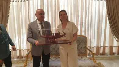 صورة محافظ الأقصر يهدي رئيسة وزراء الدنمارك مركب الشمس الفرعوني ويدعوها للزيارة مره أخري