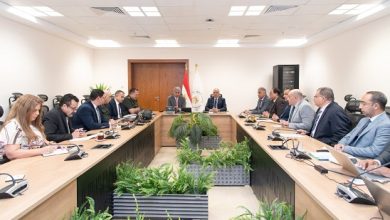 صورة وزير السياحة يشارك في اجتماع لمتابعة إجراءات التعامل مع أراضي طرح النهر