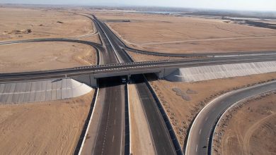 صورة قنا: الانتهاء من 37 كيلو مترا من ازدواج الطريق الصحراوي الغربي.. و95% من كوبري فرشوط العلوي