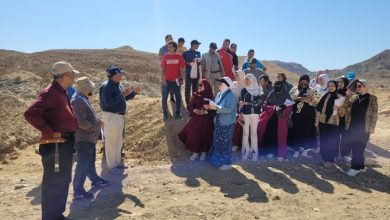 صورة رحلة علمية جيولوجية لطلاب العلوم بجامعة الفيوم بسلاسل جبال البحر الأحمر