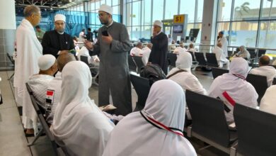 صورة قافلة دعوية من مجمع البحوث بمطار القاهرة لتوعية الحجاج وشرح المناسك