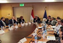 صورة وزير السياحة يناقش المنظومة الجديدة للحصول على التأشيرة الاضطرارية