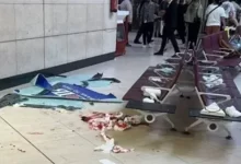 صورة مصرع واصابة 3 سياح سقطت عليهم لوحة إعلانات بمطار شرم الشيخ