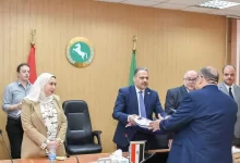 صورة محافظ الشرقية يُسلم ملابس الإحرام وتأشيرات السفر الخاصة بحجاج الجمعيات الأهلية
