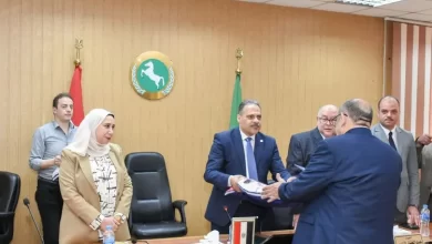 صورة محافظ الشرقية يُسلم ملابس الإحرام وتأشيرات السفر الخاصة بحجاج الجمعيات الأهلية