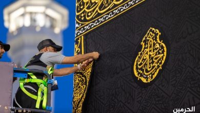 صورة “شئون الحرمين” تستبدل كسوة الكعبة خلال 7 ساعات فقط بآليات مبتكرة