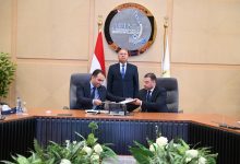صورة توقيع عقد ترخيص شركة رحلة رايدز لتنظيم خدمات النقل الذكي