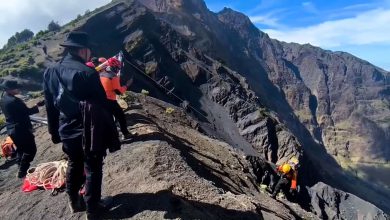 صورة إصابة متسلقين أجانب على جبل رينجاني في إندونيسيا