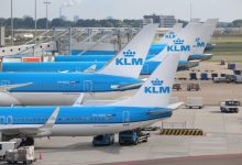 صورة “KLM” الهولندية تفرض رسوماً إضافية على الأمتعة اليدوية