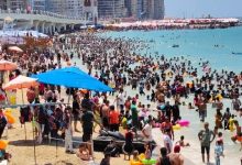 صورة إقبال كبير من المصطافين على شواطئ الإسكندرية.. والأسعار تبدأ من 10 جنيهات