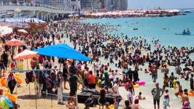صورة إقبال كبير من المصطافين على شواطئ الإسكندرية.. والأسعار تبدأ من 10 جنيهات