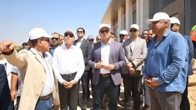 صورة وزير الإسكان ومحافظ القاهرة يتفقدان مكونات مشروع حدائق “تلال الفسطاط”