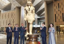 صورة رئيس فيتنام يزور المتحف المصري الكبير وأهرامات الجيزة ويشيد بروعة الحضارة المصرية