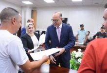 صورة وزير العمل يسلم 93 عقد عمل لكوادر مصرية للعمل في البوسنة والإمارات والأردن