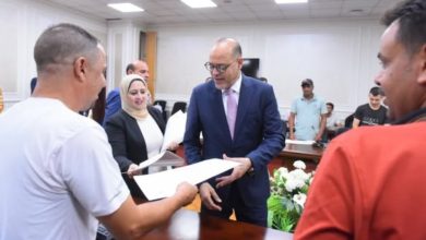 صورة وزير العمل يسلم 93 عقد عمل لكوادر مصرية للعمل في البوسنة والإمارات والأردن