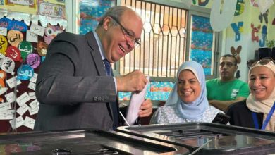 صورة وزير الطيران المدني يدلي بصوته في انتخابات مجلس الشيوخ