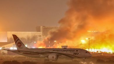 صورة حريق في مطار بنغلاديش الرئيسي يوقف حركة الطيران
