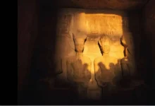 صورة الشمس تتعامد على معبد أبو سمبل جنوب أسوان في صعيد مصر