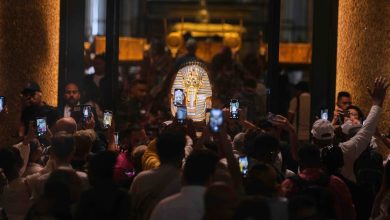 صورة إقبال سياحي غير مسبوق.. الفرعون الذهبي يتألق في المتحف المصري الكبير