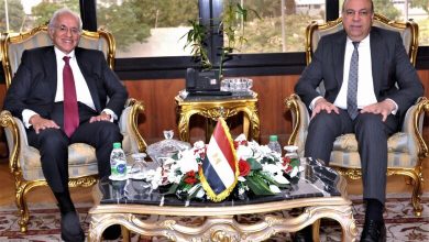 صورة “الحفني” يستقبل رئيس مجموعة “كوبيلوزوس” اليونانية لبحث فرص التعاون والاستثمار