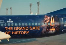 صورة مصر للطيران تحلق بطائرة مزينة بالكامل بشعار المتحف المصري الكبير حول العالم