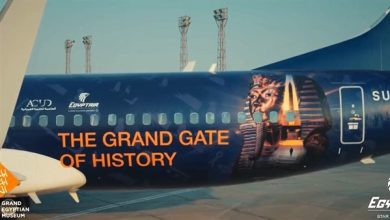 صورة مصر للطيران تحلق بطائرة مزينة بالكامل بشعار المتحف المصري الكبير حول العالم
