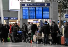 صورة ركاب يقتحمون مطاراً في ألمانيا للحاق بطائراتهم