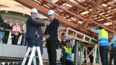 صورة وزير السياحة والآثار يشهد تركيب أول قطعة في مركب خوفو الثانية بالمتحف المصري الكبير