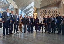 صورة أعضاء المجلس التنفيذي لمنظمة “الألكسو” يزورون المتحف المصري الكبير