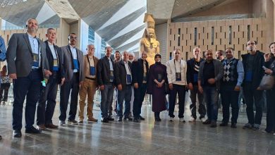 صورة أعضاء المجلس التنفيذي لمنظمة “الألكسو” يزورون المتحف المصري الكبير