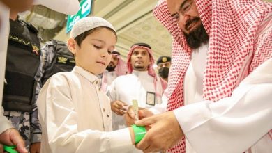 صورة السعودية توفر أساور تعريفية للأطفال لتعزيز أمان الزائرين في المسجد الحرام