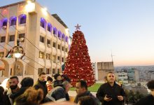 صورة سياحة الأردن تضيء شجرة عيد الميلاد في تل إربد