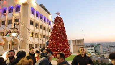 صورة سياحة الأردن تضيء شجرة عيد الميلاد في تل إربد